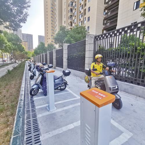 光明区社区路边立柱充电桩实景